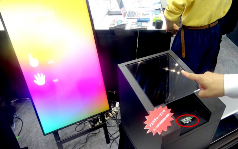 Signage Display Identifies Your Finger Movements