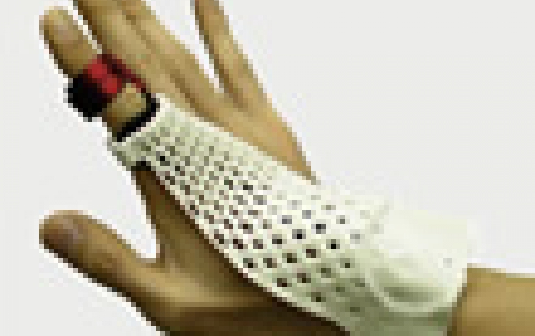 Fujitsu Develops Glove-Style Wearable Device